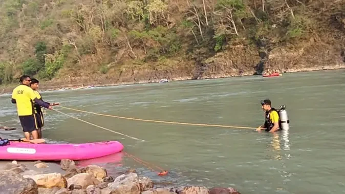 ऋषिकेश में गंगा स्नान के दौरान युवक डूबा, एसडीआरएफ का सर्च ऑपरेशन जारी