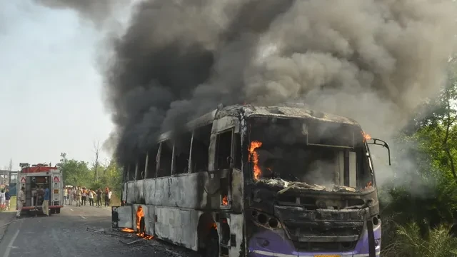 गया में चलती बस बनी आग का गोला, हाईवे पर मची अफरा-तफरी