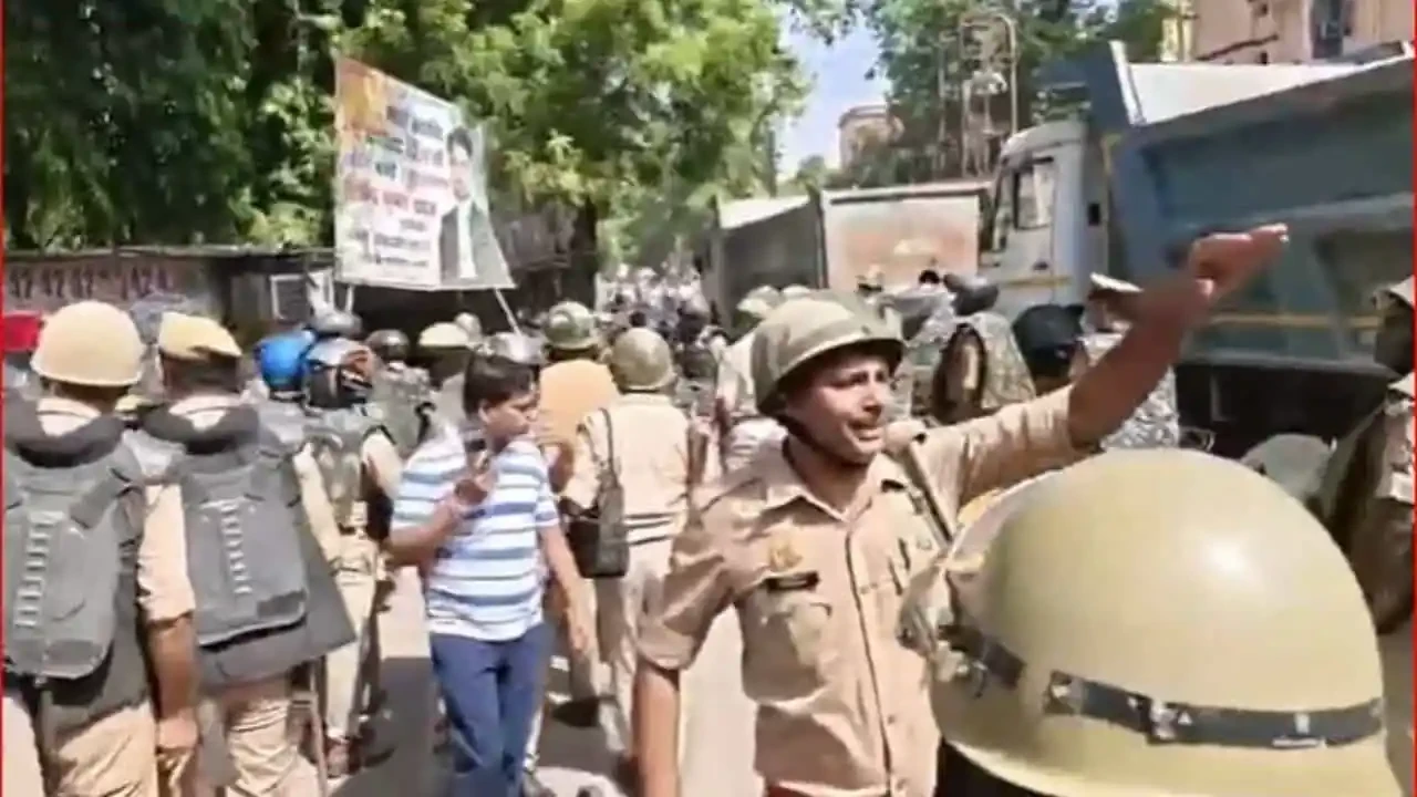 लखनऊ सिविल कोर्ट परिसर में बड़ी कार्रवाई, 240 अवैध चैंबर और दुकानें ध्वस्त