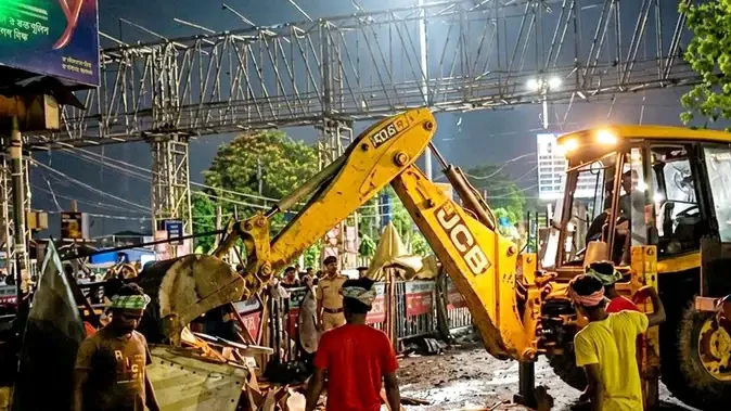 हावड़ा स्टेशन के पास अवैध दुकानों पर चला बुलडोजर, भारी पुलिस बल तैनात