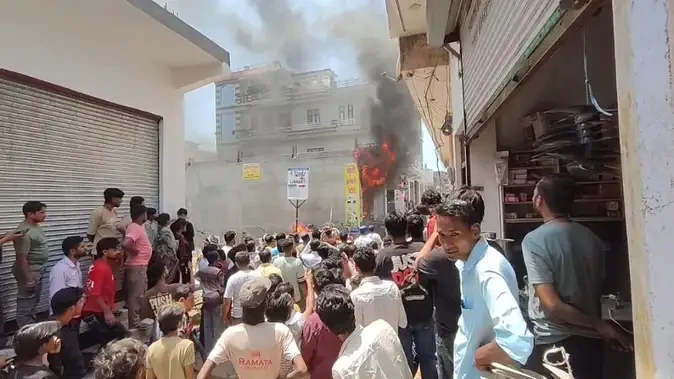 सरधना के गंज बाजार में क्रॉकरी स्टोर में लगी भीषण आग, लाखों का नुकसान