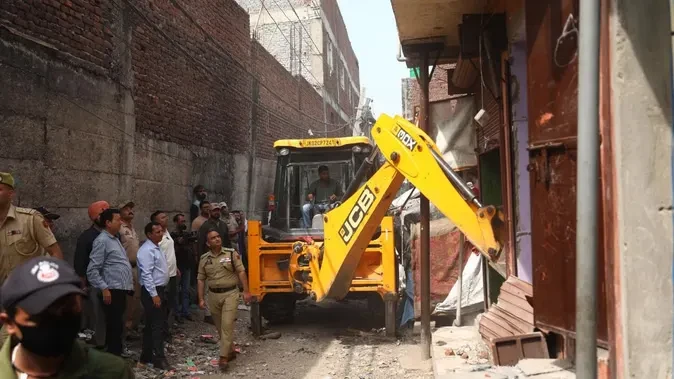 सांबा में नशे के खिलाफ बड़ी कार्रवाई, 33 अवैध ढांचों पर चला बुलडोजर