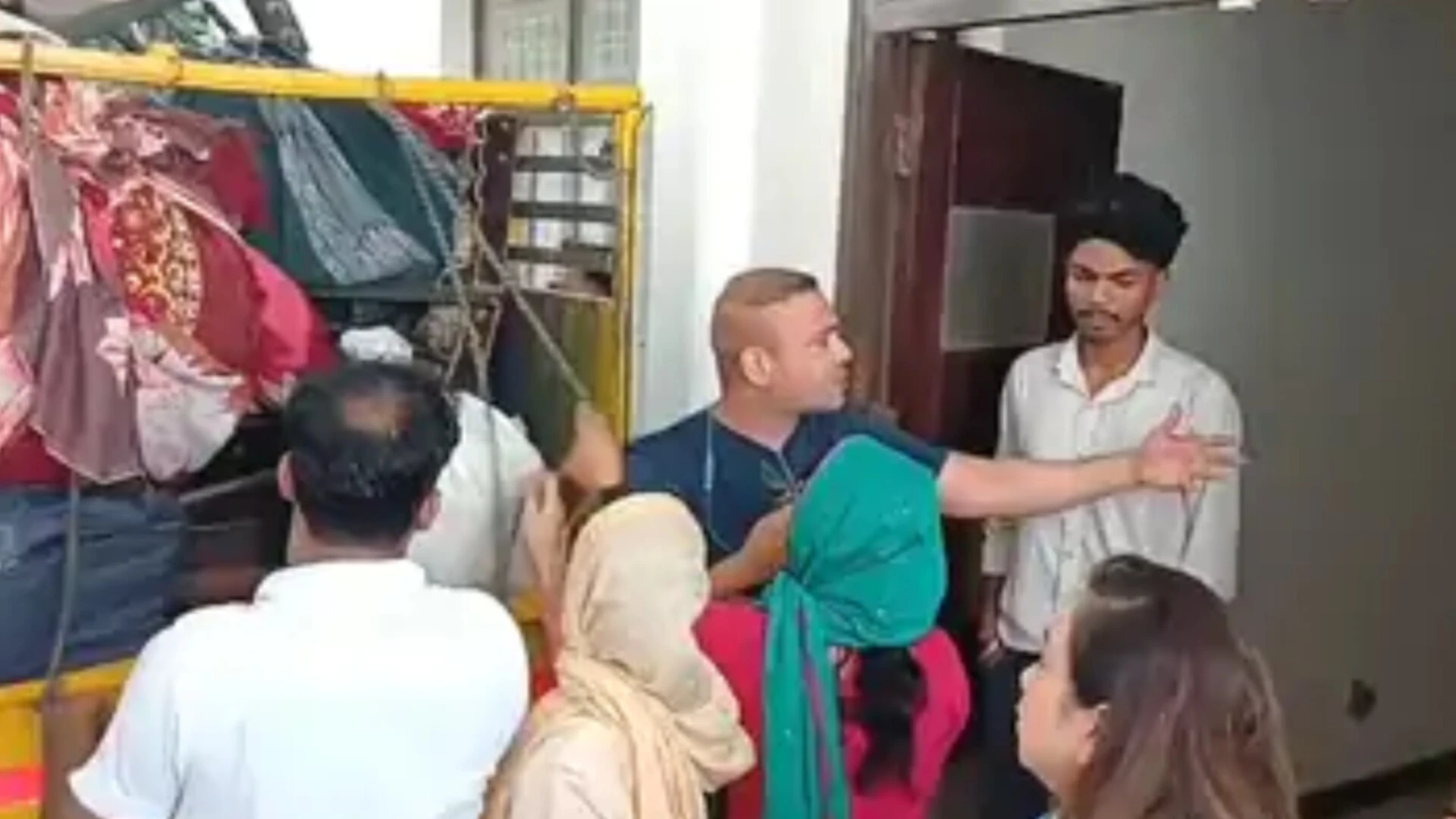 मुजफ्फरनगर: मकान सौदे को लेकर दो पक्षों में भिड़ंत, पुलिस ने संभाला मामला