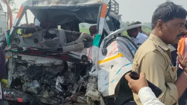 लखीमपुर: ट्रक की टक्कर से 9 लोगों की मौत, वाहन काटकर निकाले गए शव