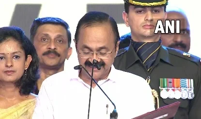 वीडी सतीशन बने केरलम के मुख्यमंत्री, 20 मंत्रियों संग ली शपथ, राहुल-प्रियंका गांधी भी रहे मौजूद