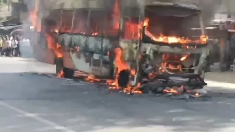 अमेठी में चलती बस में लगी आग, 42 यात्री बाल-बाल बचे