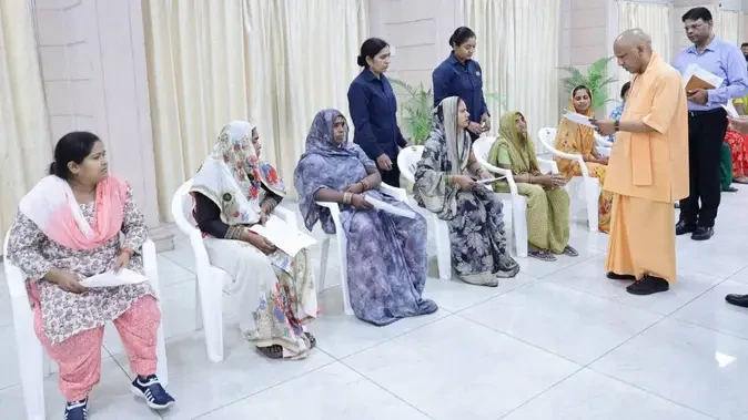योगी से मिलने बिहार से पहुंची महिला, बोली- आपके दर्शन करेके रहल त आ गइलीं