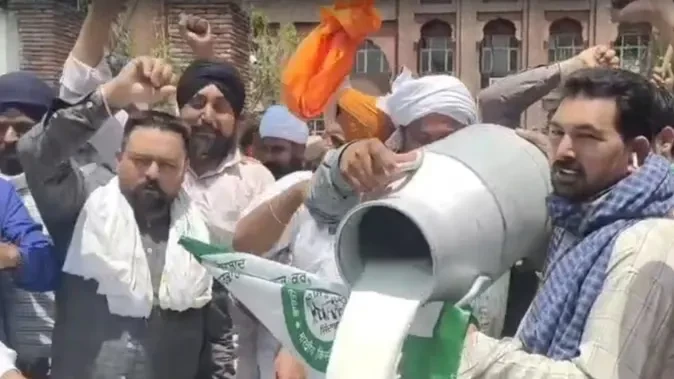 अमृतसर में मिलावट के खिलाफ डेयरी कारोबारियों का अनोखा प्रदर्शन, सड़क पर बहाया दूध