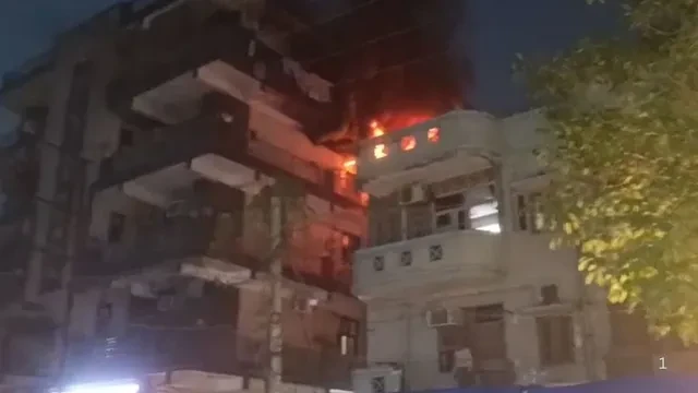 साहिबाबाद के शालीमार गार्डन में बिल्डिंग की ऊपरी मंजिल पर लगी आग