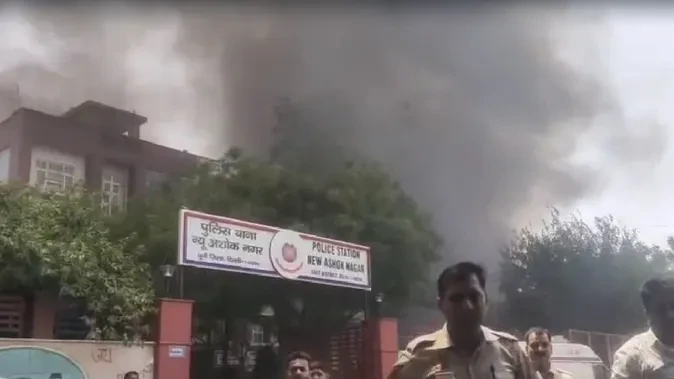 न्यू अशोक नगर थाने में आग का तांडव, कई वाहन जलकर खाक