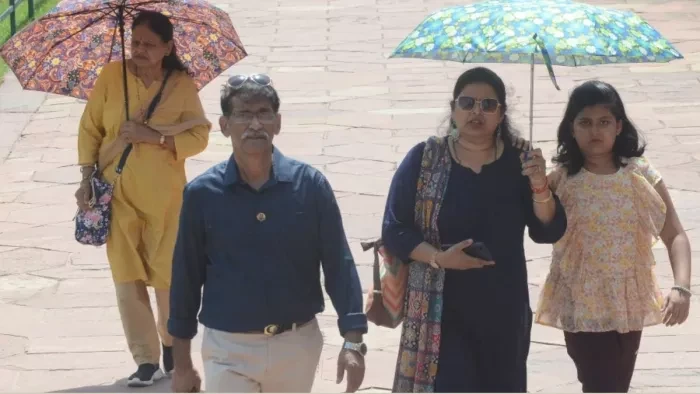 आगरा में भीषण गर्मी से जनजीवन प्रभावित, 44.5°C तक पहुंचा तापमान