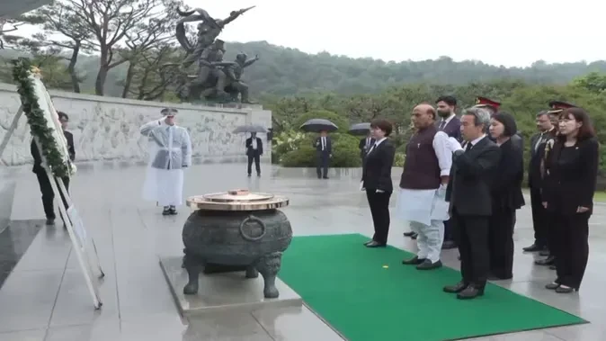 रक्षा मंत्री राजनाथ सिंह ने सियोल नेशनल सेमेट्री में शहीदों को दी श्रद्धांजलि