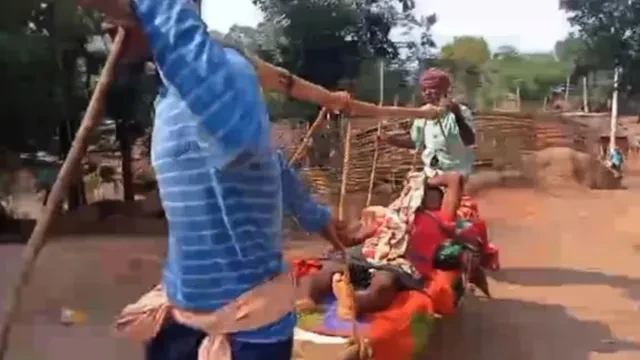 ओडिशा में बदहाल व्यवस्था उजागर: घायल युवक को 4 किमी तक कंधों पर ले गए ग्रामीण