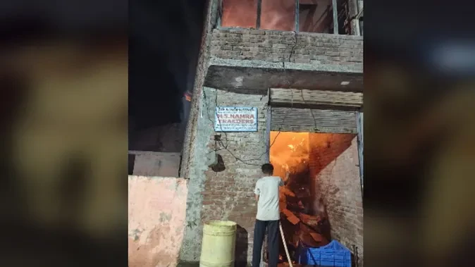 सहारनपुर के गंगोह में भीषण आग, गत्ते का गोदाम जलकर राख