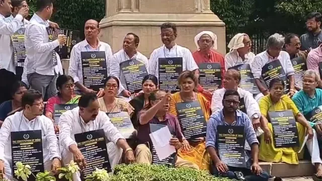 कोलकाता में टीएमसी का पहला बड़ा धरना आधे घंटे में खत्म, नहीं पहुंचे 46 विधायक