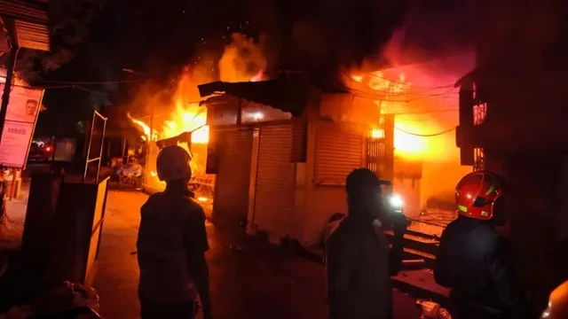 ठाणे रेलवे स्टेशन के पास लगी भीषण आग, दमकलकर्मी और सुरक्षा गार्ड की मौत