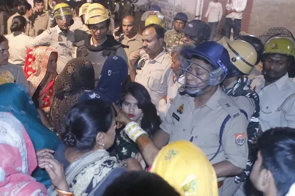 मथुरा में बरात के दौरान बवाल, पथराव और मारपीट से तनाव; पुलिस पर भी हमला