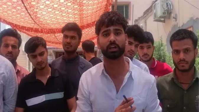 मुजफ्फरनगर में लेखपाल भर्ती परीक्षा में नकल का आरोप, मोबाइल मिलने से हड़कंप