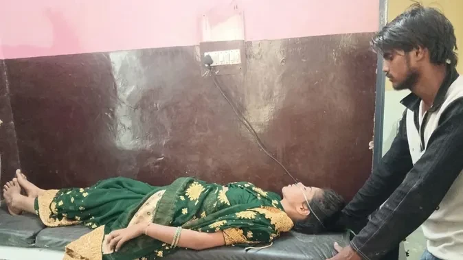यूपी: मायके जाते समय बाइक से गिरी 21 वर्षीय महिला, पति को नहीं लगी भनक