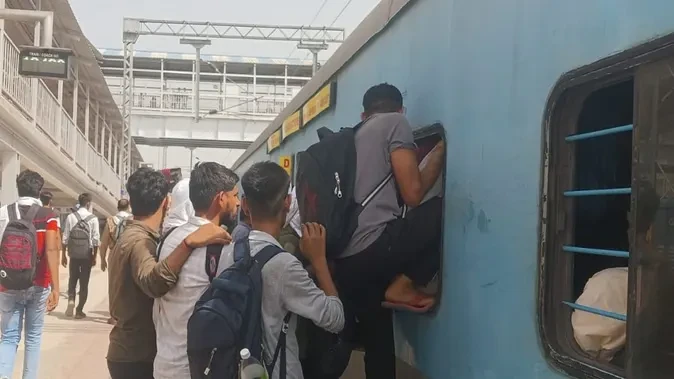 खुर्जा जंक्शन पर भर्ती परीक्षा के बाद भारी भीड़, स्टेशन पर मची अफरा-तफरी