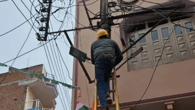 यूपी: 19 जिलों के बिजली कर्मचारियों को लेकर आदेश, 31 जुलाई तक छुट्टियां कैंसिल