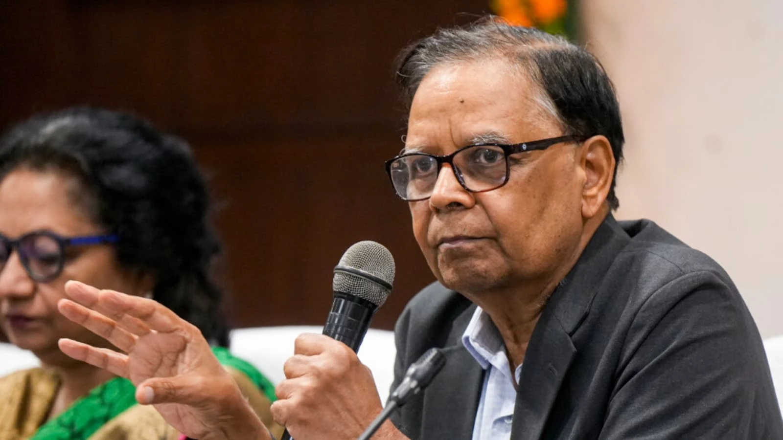 रुपया 100 प्रति डॉलर भी पहुंचा तो घबराने की जरूरत नहीं: अरविंद पनगढ़िया