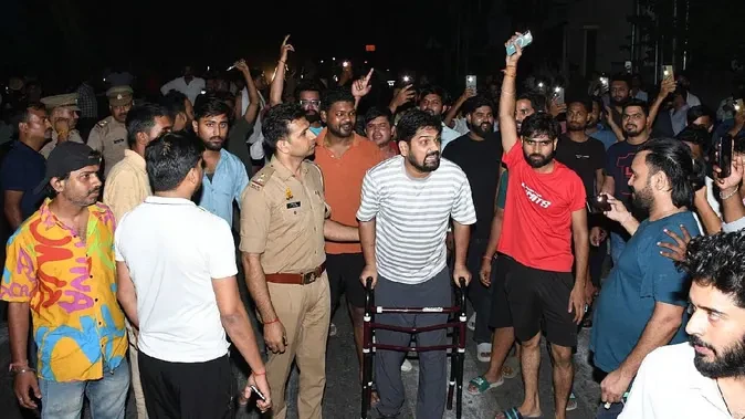 लखनऊ में बिजली संकट से बवाल, कई उपकेंद्रों पर हंगामा; कर्मचारियों पर भी हमला