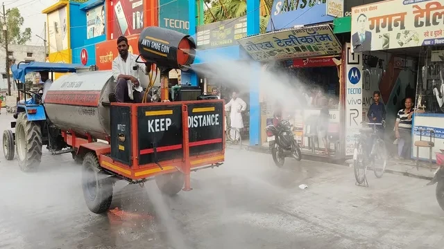 भीषण गर्मी में राहत की पहल, बिजनौर में एंटी स्मॉग गन से सड़कों पर छिड़काव