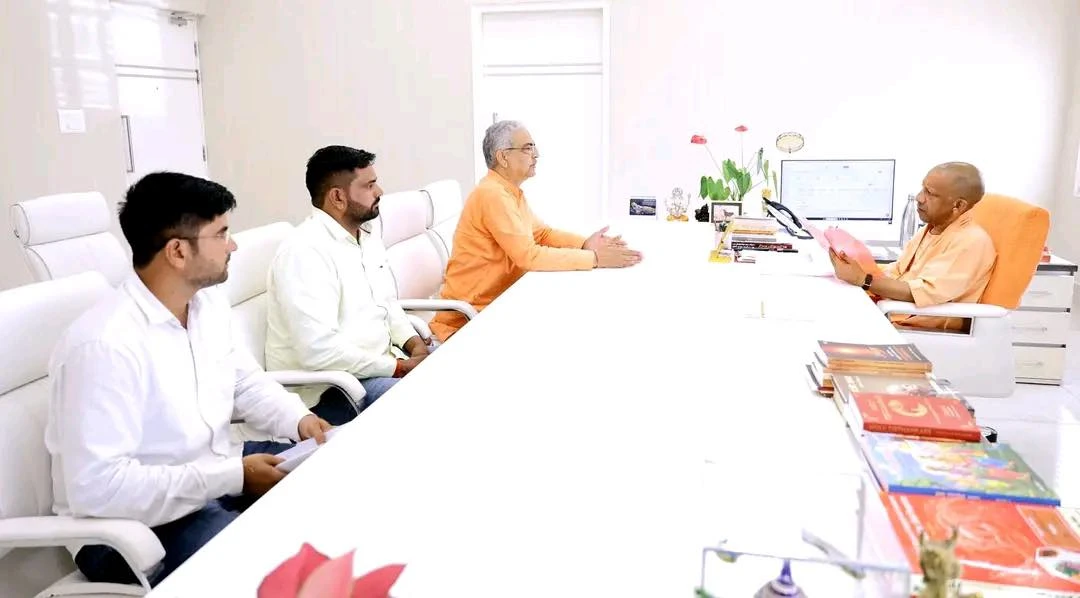 बिजनौर में गंगा धारा को पौराणिक घाट तक लाने की मांग, पूर्व सांसद ने CM से की मुलाकात