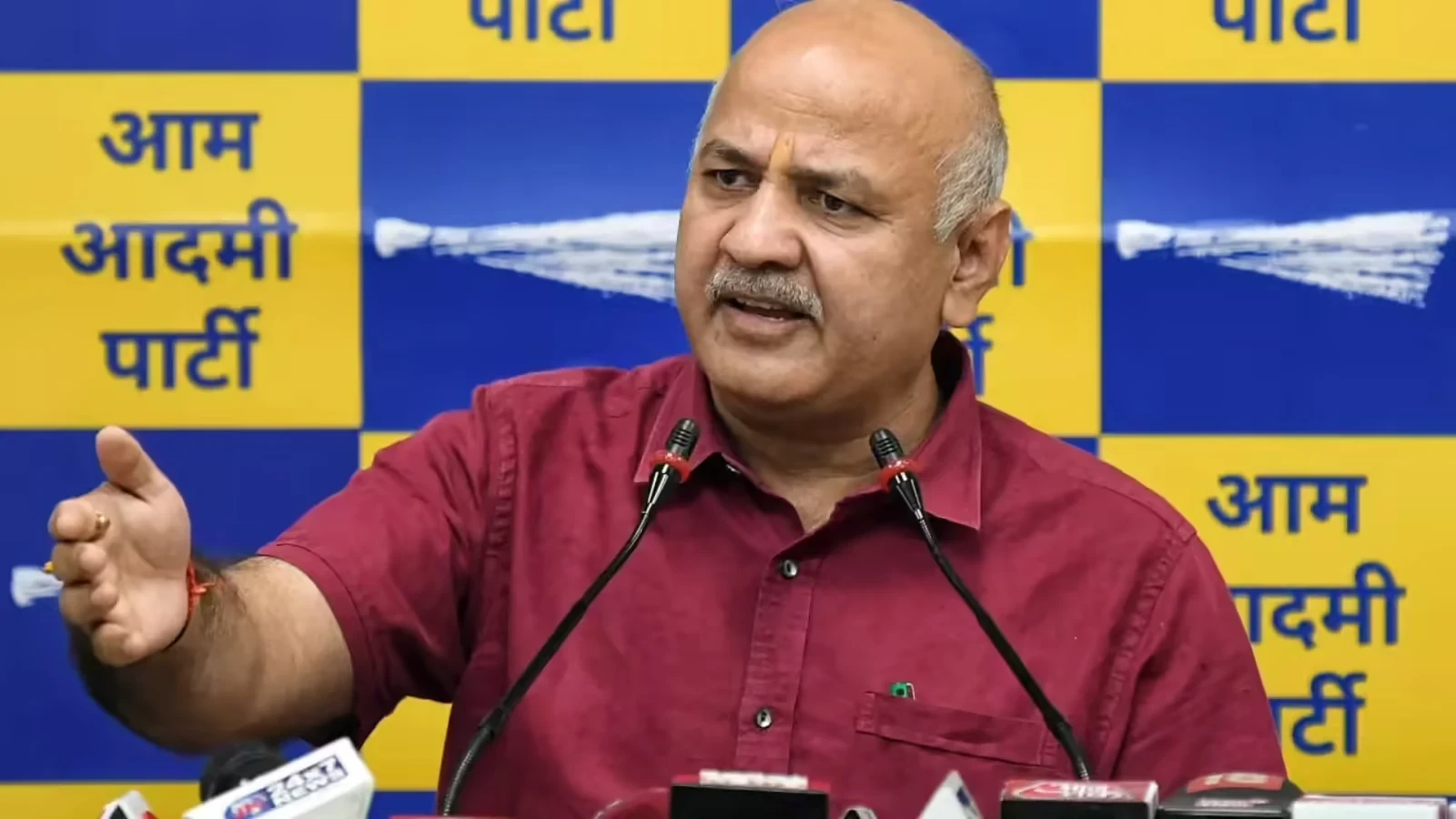 दिल्ली में पानी संकट: सिसोदिया बोले- 'भाजपा के सारे इंजन पैसे लूटने में लगे हैं'