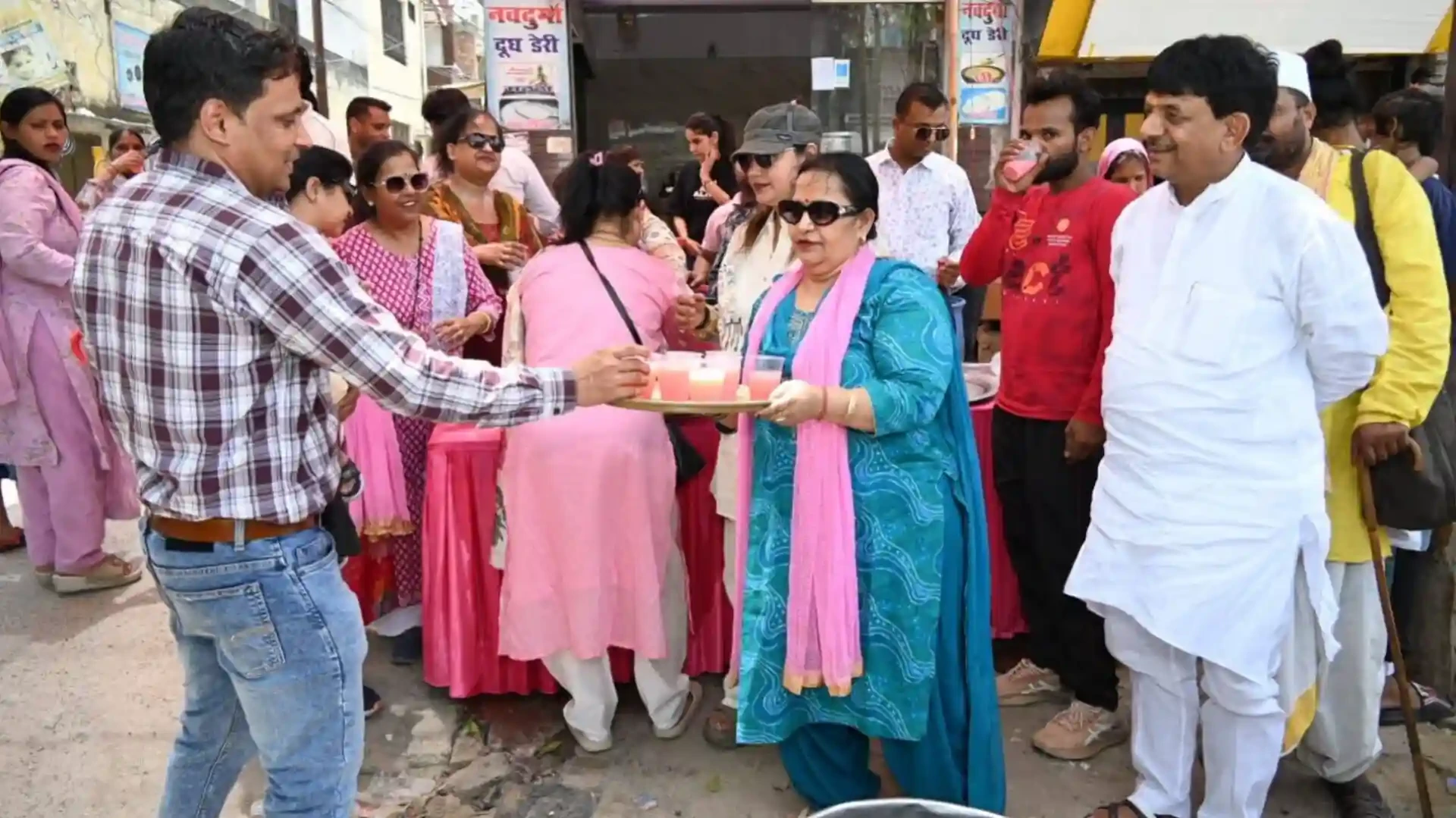 मुजफ्फरनगर: गंगा दशहरा पर मंत्री कपिल देव ने लगाई झाड़ू, राहगीरों को पिलाया शरबत