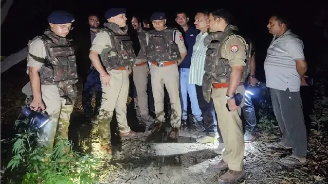 अलीगढ़ में मुठभेड़: महिलाओं से लूट करने वाले दो बदमाश ढेर