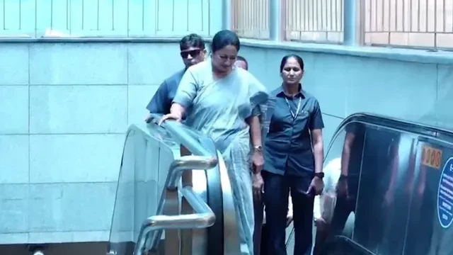 दिल्ली सीएम रेखा गुप्ता ने फिर किया मेट्रो और बस से सफर