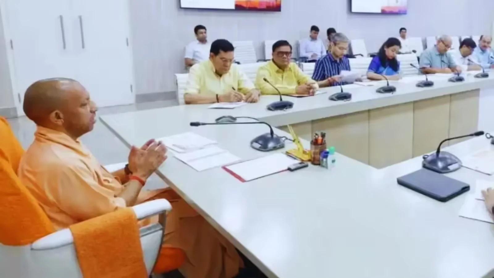 कर संग्रह बढ़ाने के साथ व्यापारियों का विश्वास जीतें: सीएम योगी