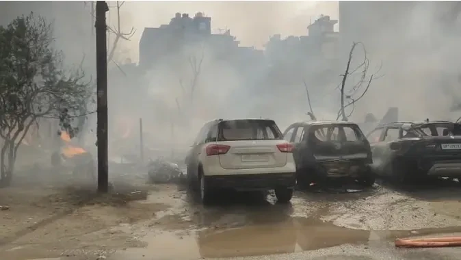 गाजियाबाद में झुग्गियों में लगी भीषण आग, सिलेंडर धमाकों से दहशत