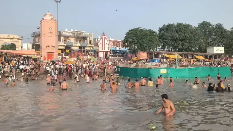 गंगा दशहरा पर शुकतीर्थ में उमड़ा आस्था का सैलाब, हजारों श्रद्धालुओं ने किया स्नान