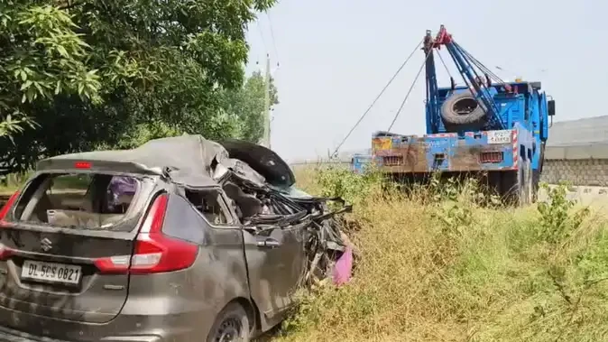 मुजफ्फरनगर: तेज रफ्तार कार फ्लाईओवर से नीचे गिरी, 5 घायल