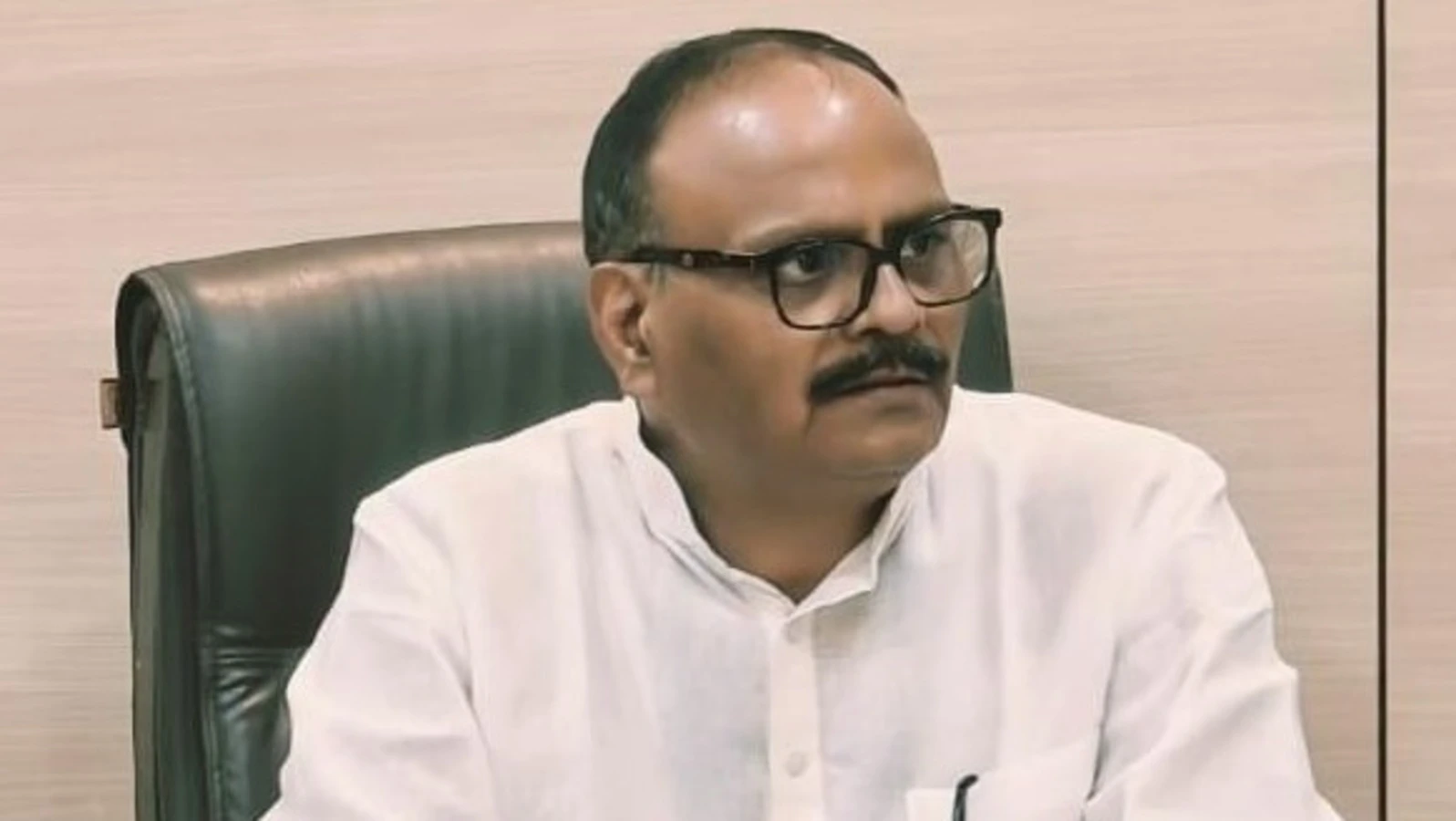 टेकऑफ से पहले डिप्टी सीएम ब्रजेश पाठक के विमान में निकला धुआं, मचा हड़कंप