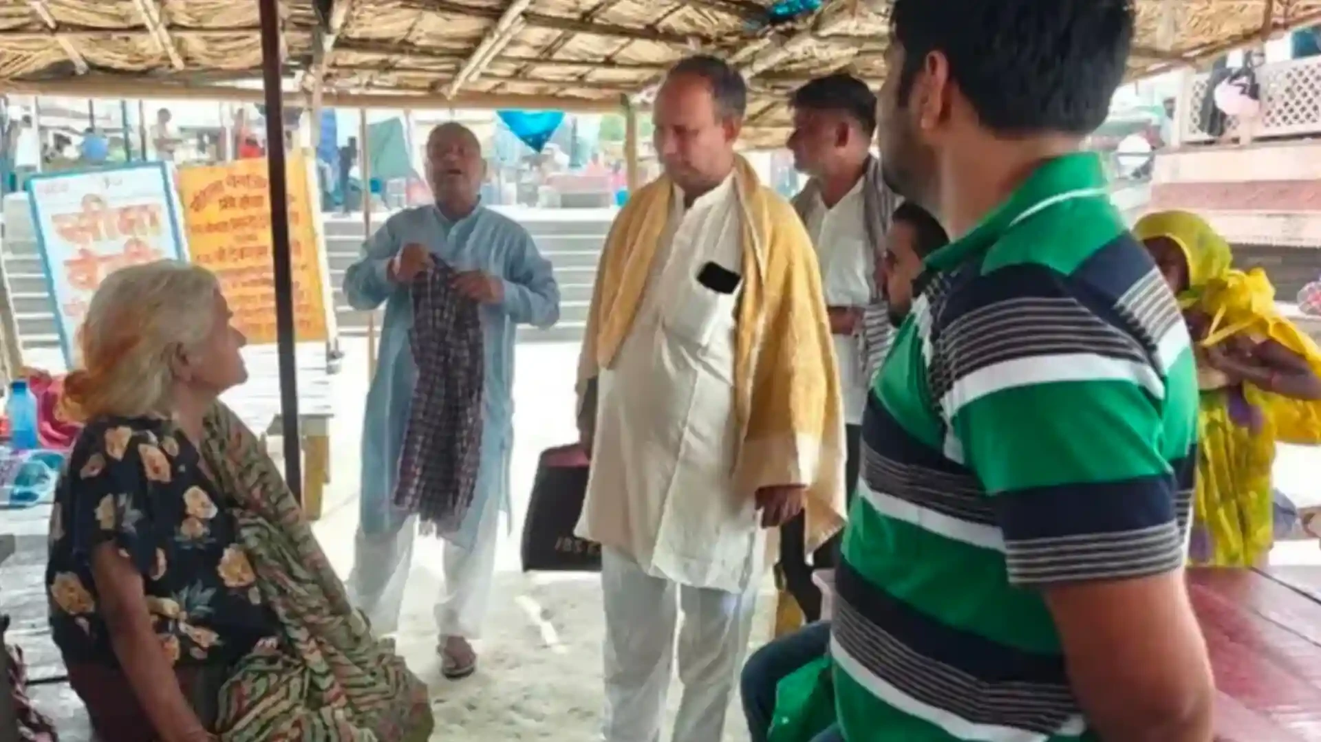हापुड़: गंगा स्नान के बहाने मां को छोड़ गया बेटा, ब्रजघाट पर रोती मिली वृद्धा