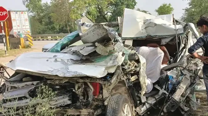 बाराबंकी में भीषण सड़क दुर्घटना, खड़े ट्रक में घुसी इनोवा, 4 की मौत