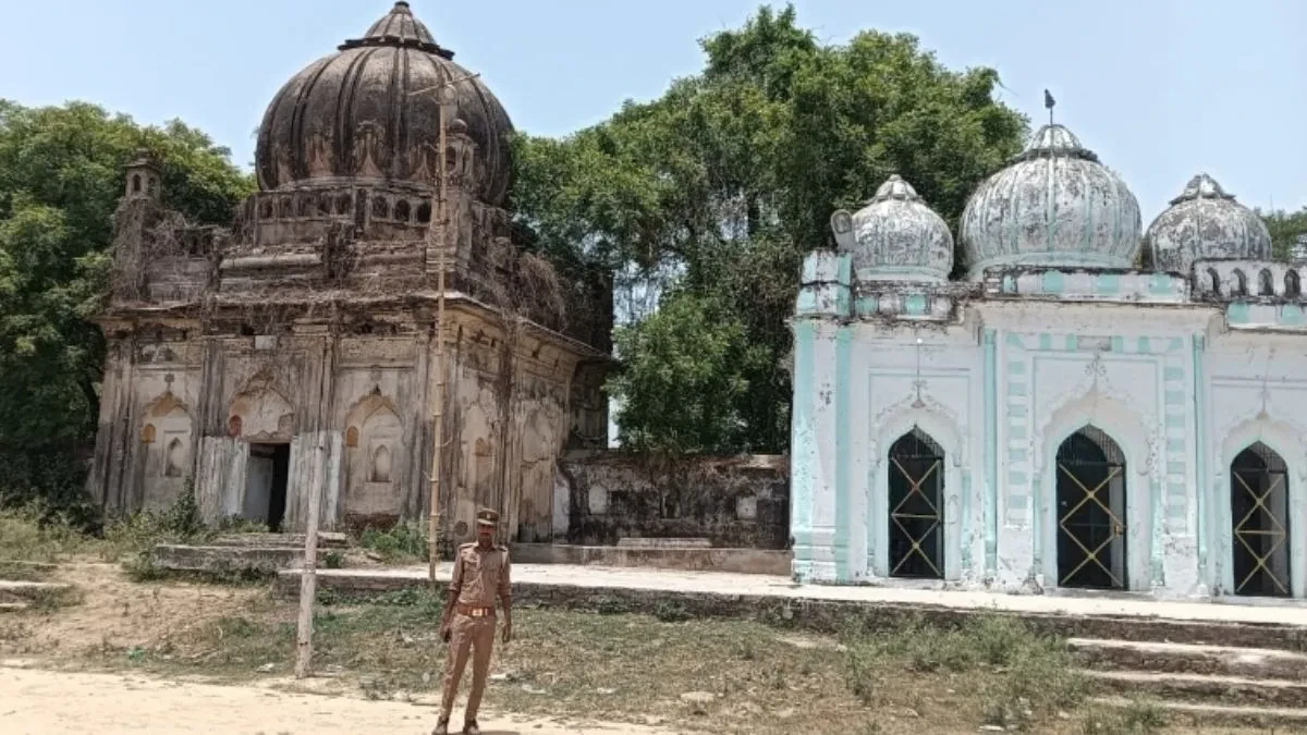 मकबरा-मंदिर विवाद: लखनऊ में विवादित ढांचे पर पुलिस तैनात, इलाके में बढ़ी निगरानी