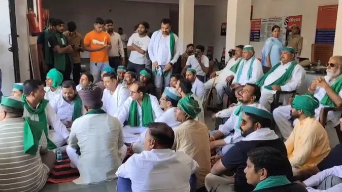 गंगानगर थाने में पुलिस पर छात्र से मारपीट के आरोप, भाकियू (टिकैत) का अनिश्चितकालीन धरना