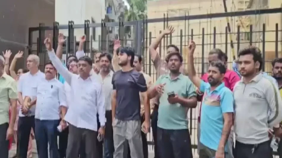 मुंबई: सोसायटी में बकरों को रखने पर विवाद, ब्लेड अटैक से मचा हड़कंप