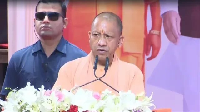 ढाई करोड़ की कार से आने वाले 45 रुपये का गमला चुरा ले जाते हैं: सीएम योगी