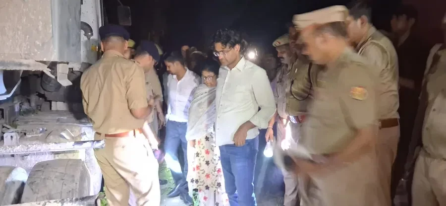 अमरोहा: रामायण पाठ के दौरान बेकाबू डंपर मंदिर में घुसा, मासूम सहित 3 की मौत