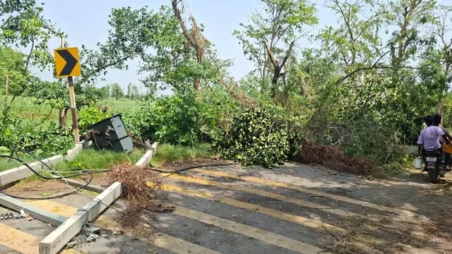 यूपी में आंधी-तूफान का कहर, 8 की मौत; कई जिलों में भारी तबाही