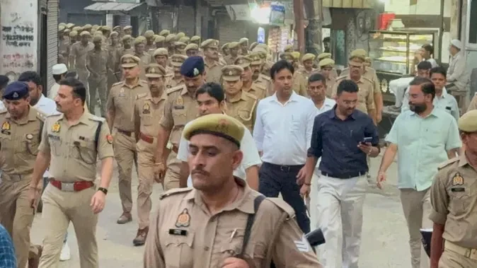 बकरीद को लेकर संभल प्रशासन अलर्ट, डीएम-एसपी ने किया फ्लैग मार्च