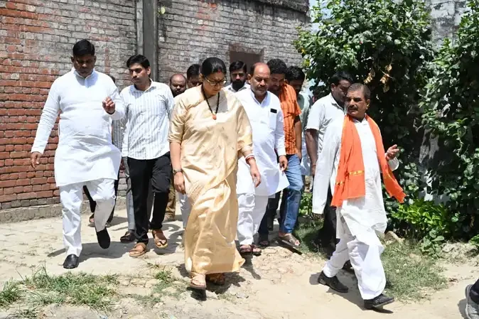 अमेठी में भाजपा कार्यकर्ताओं से मिलीं स्मृति ईरानी, कई कार्यक्रमों में हुईं शामिल
