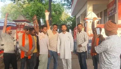 उरई में धर्मांतरण के शक पर हंगामा, लखनऊ जा रही बस रोकी गई