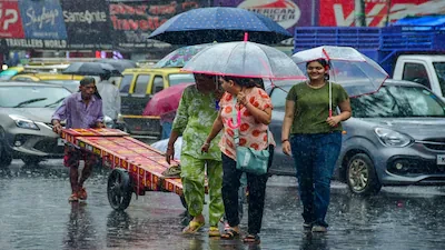 दिल्ली-एनसीआर में मौसम ने ली करवट, गरज-चमक के साथ हुई बारिश
